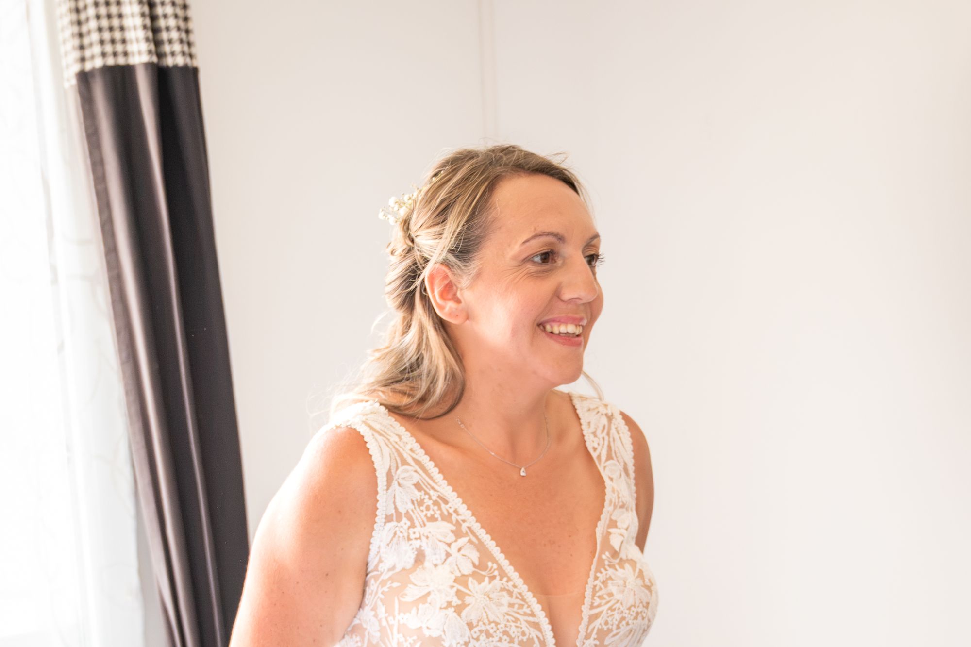 La mariée souriante, ses premiers pas dans la robe